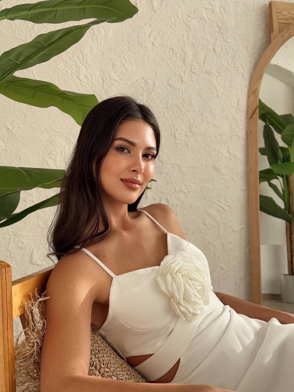 White mini dress with a modern and minimalist