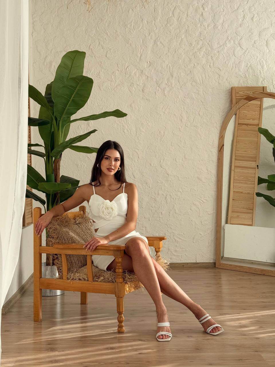 White mini dress with a modern and minimalist