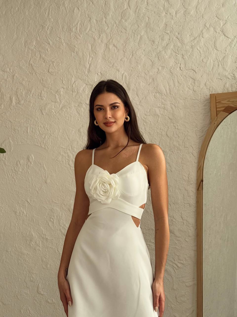 White mini dress with a modern and minimalist