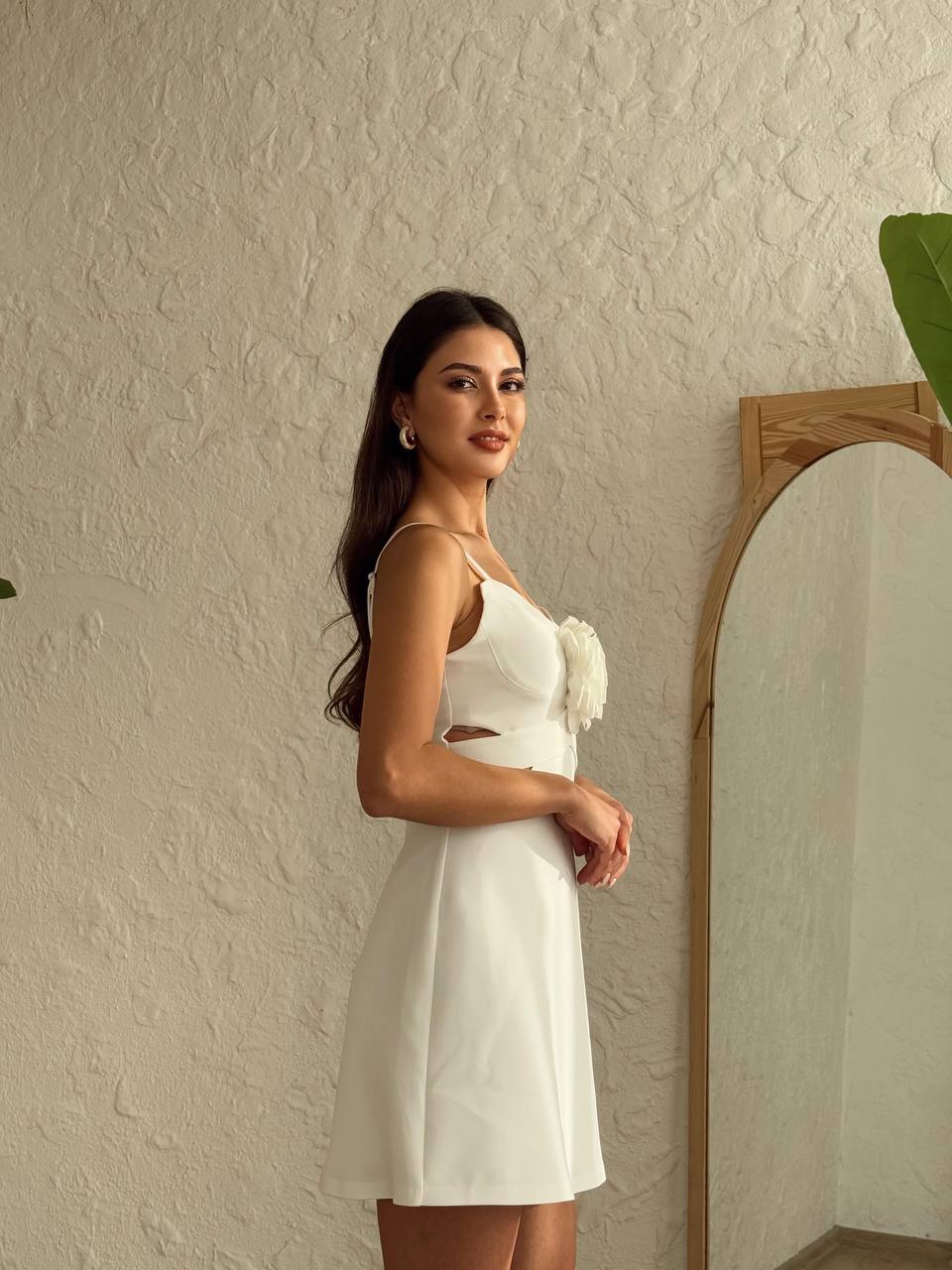 White mini dress with a modern and minimalist